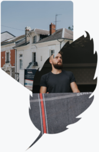 Personne debout devant des maisons, illustration en forme de plume montrant l'image principale.